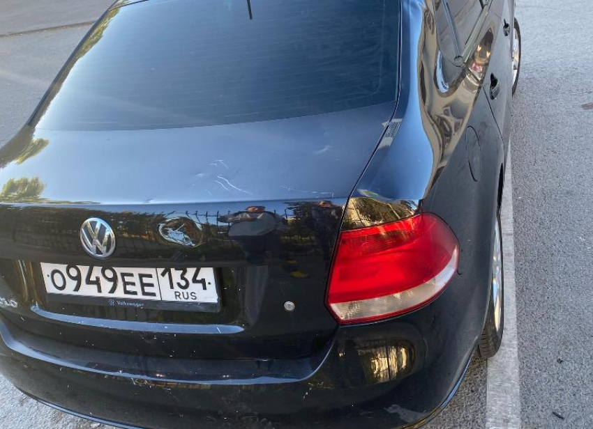В Волжском водитель питбайка врезался в автомобиль и скрылся с места ДТП