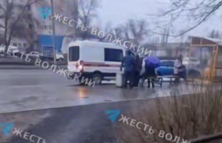 На остановке в Волжском скончалась пенсионерка