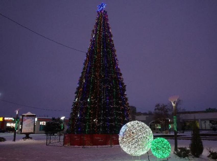 Световое шоу, «звездное небо» и «зимний» фонтан: Новый год в Волжском