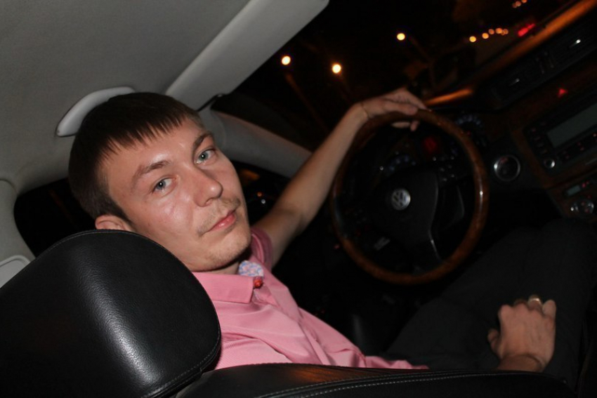 На севере Волгограда неизвестный с ножом напал на трех парней: один погиб, двое в больнице