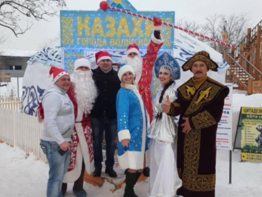 Казахи Волжского пригласили на новогоднюю елку детей-инвалидов