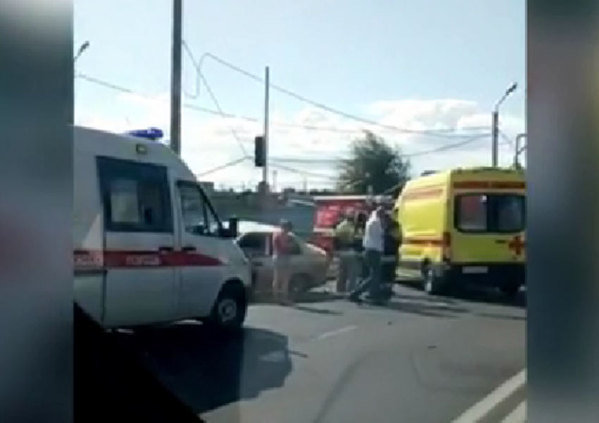 ДТП с пострадавшими сняли на видео очевидцы в Волжском
