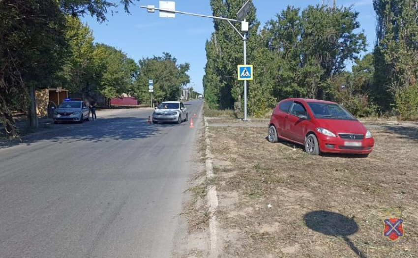 В Волжском «Мерседес» после ДТП снес пешехода на обочине