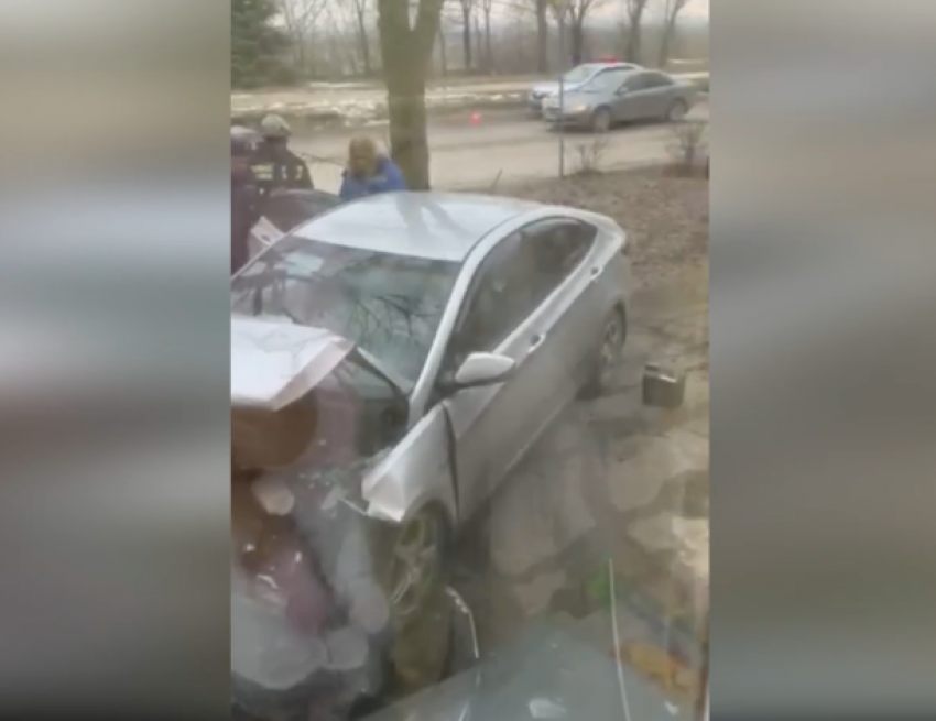 Иномарка въехала в стену спальни квартиры в Волжском