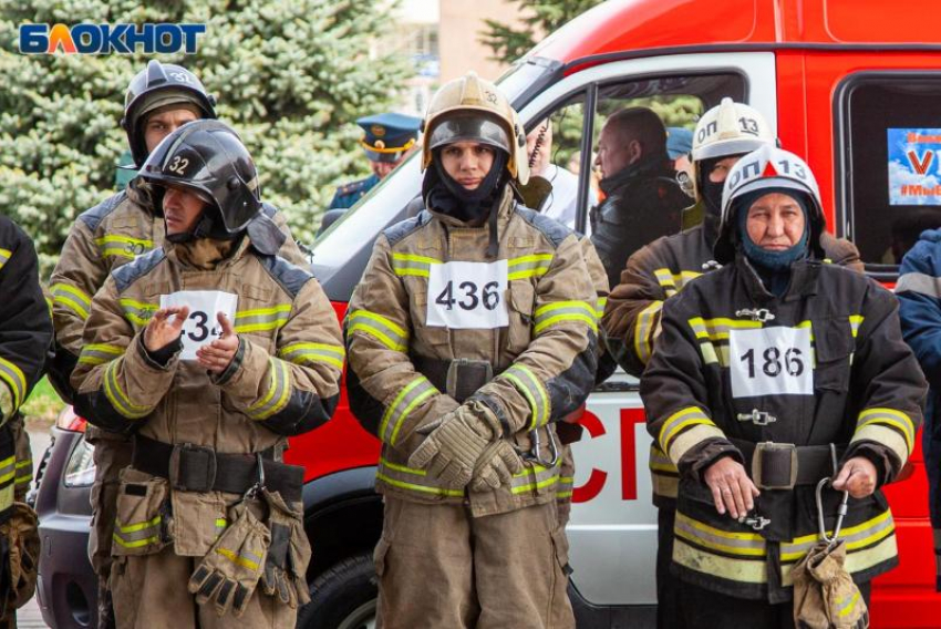 Большой пожар в одной из квартир разбудил жителей 9-этажки в Волжском