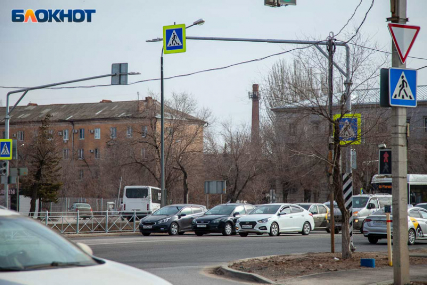 В Волжском продолжают бороться с незаконными ограждениями парковки