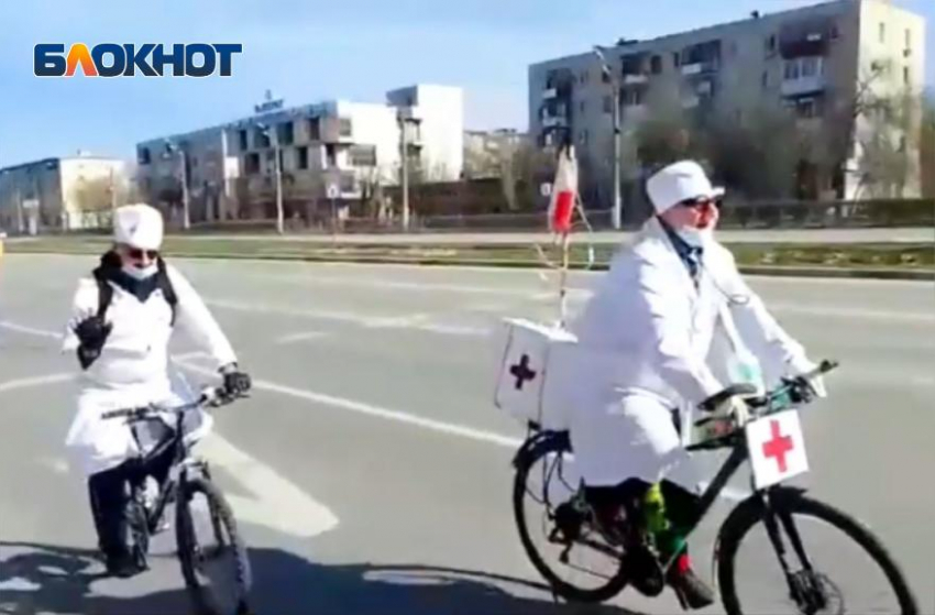 Айболит и его помощник рассекают по улицам Волжского на велосипеде: видео