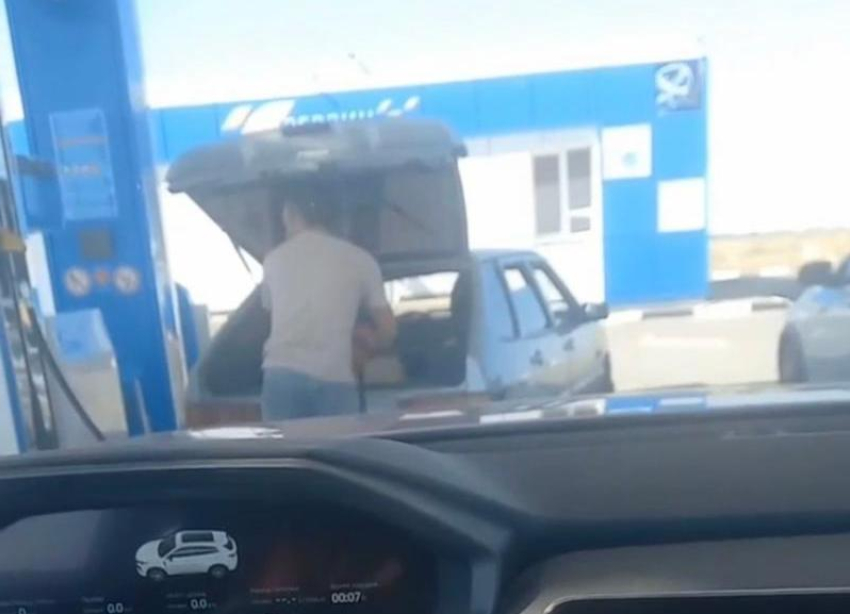 Волжане обвиняют друг друга в жадности на заправках