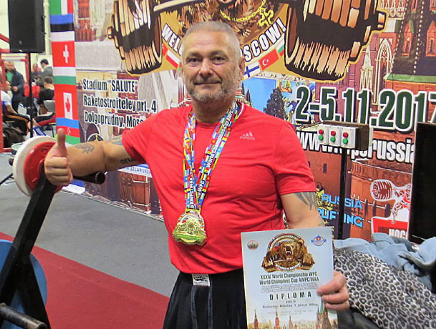 Сотрудник института из Волжского стал чемпионом мира по жиму лежа