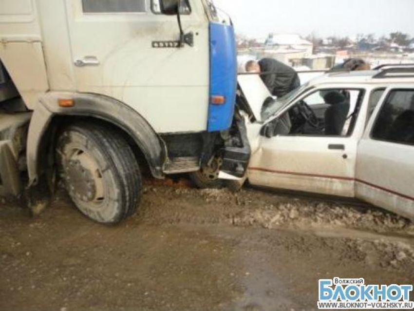 КАМАЗ врезался в Форд недалеко от Волжского