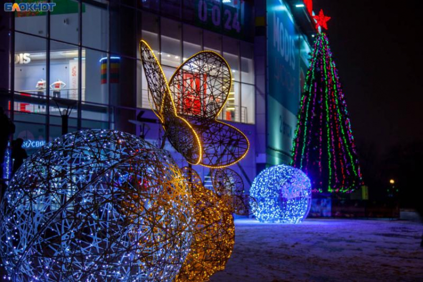 В Волжском начали создавать новогоднее настроение: пандемия не помеха празднику