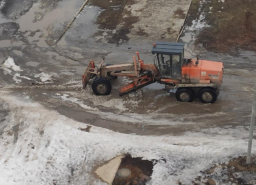 «Не проедет даже трактор»: спецтехника застревает в огромной яме в Волжском