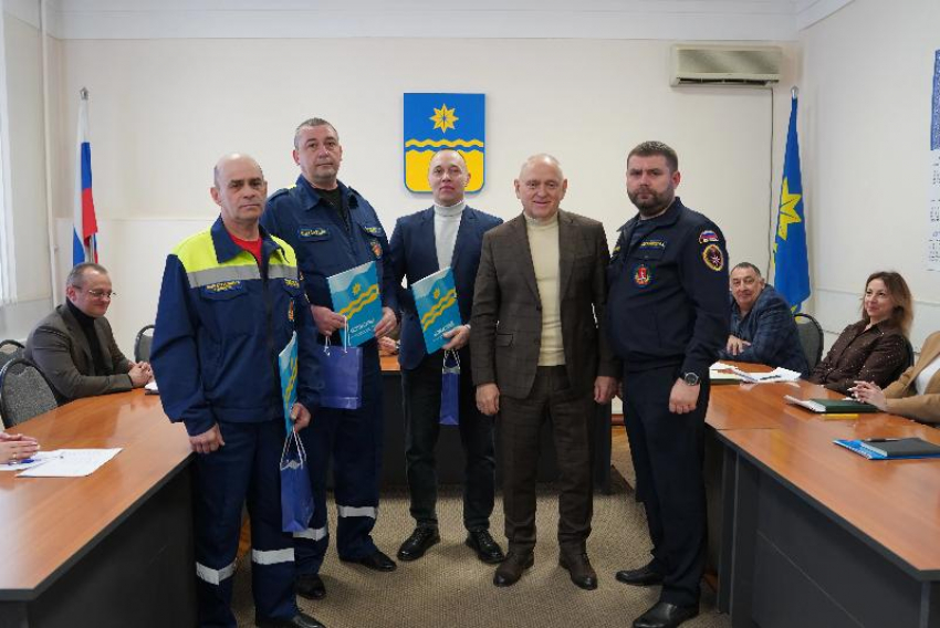 Спасших подростка на тонком льду спасателей наградили в администрации Волжского