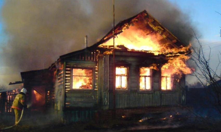 Под Волгоградом в частном доме заживо сгорел неизвестный и чуть не погиб пенсионер