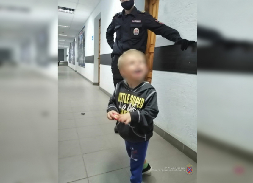 Волгоградку, оставившую 3-летнего сына незнакомке, нашли пьющей во дворе