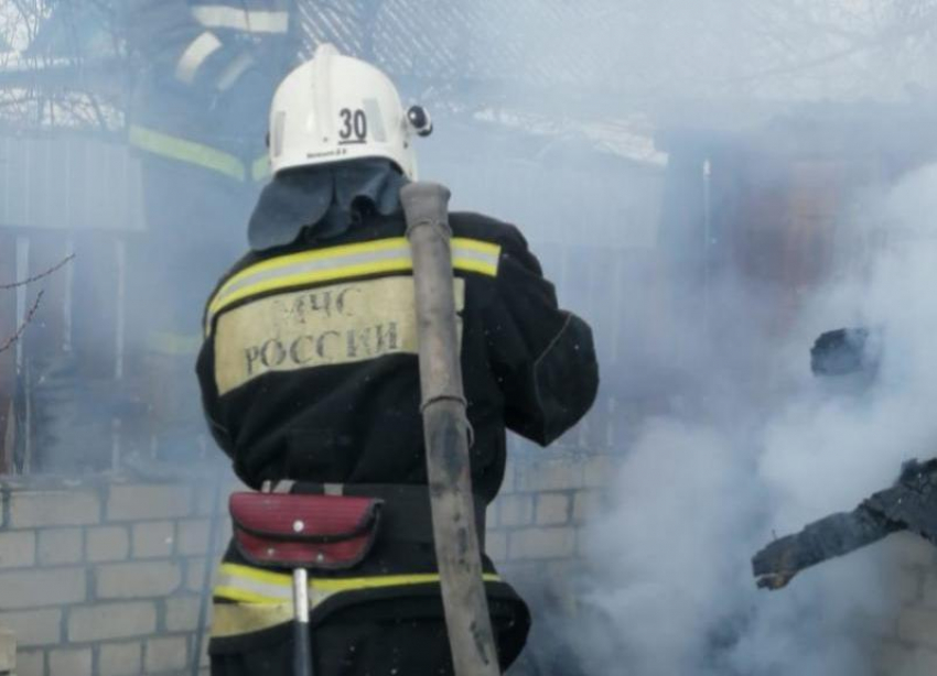 День не задался: ранним утром под Волжским случился пожар