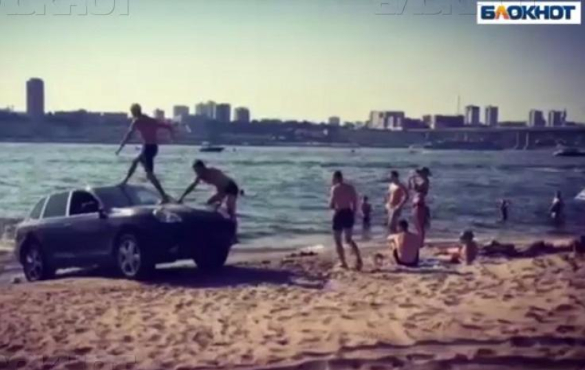 В Средней Ахтубе молодчики прыгали в воду с крыши «Porsche Cayennе"