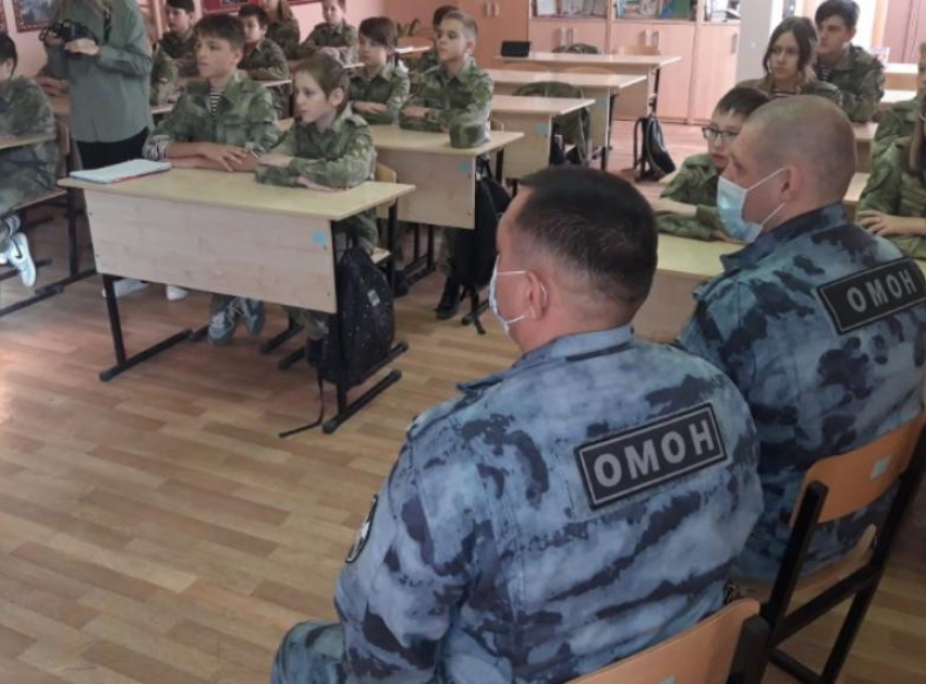 Для школьников из Волжского провели урок мужества