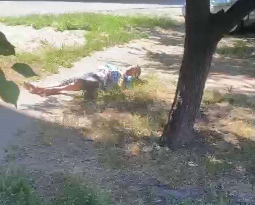 «Отдыхает мужик»: во дворе Волжского сняли на видео любителя позагорать на тротуаре