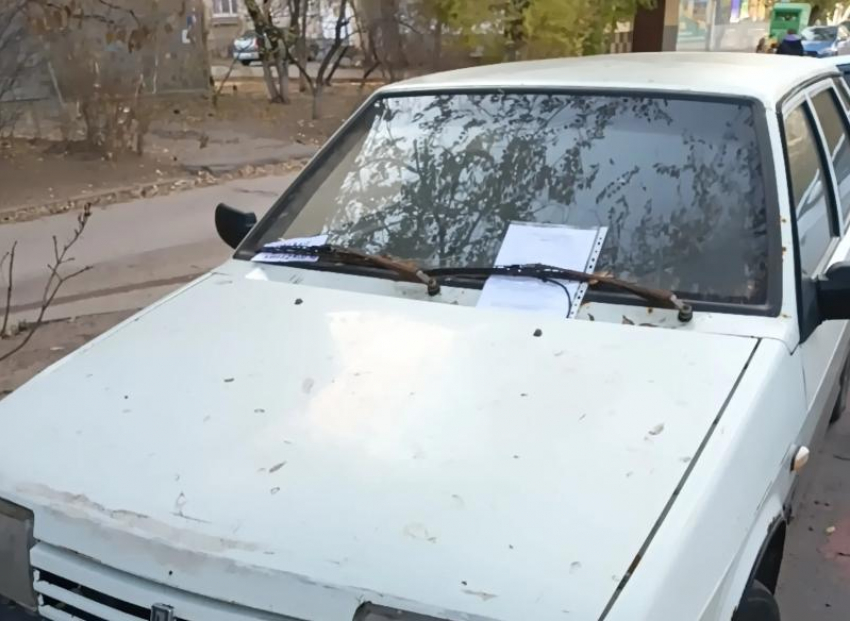 Во дворах Волжского продолжают выявлять брошенные автомобили: за год отработано около 100 заявок