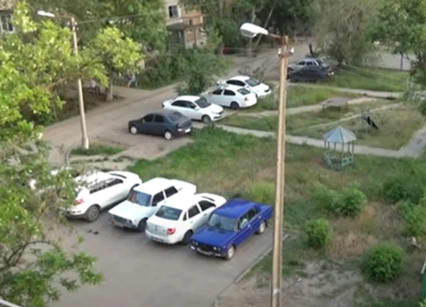 Волжанин снял на видео разрушенные дороги и незаконную парковку во дворе жилого дома