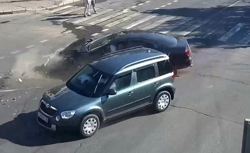 Иномарка разлетелась на части: на видео попало ДТП в Волгограде