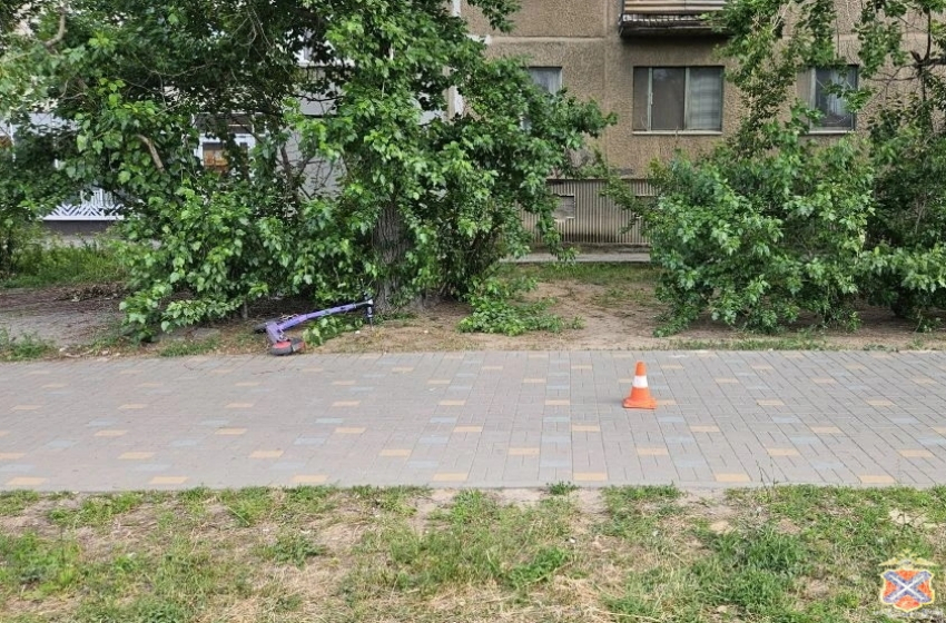 В Волжском ищут водителя электросамоката, сбившего пешехода