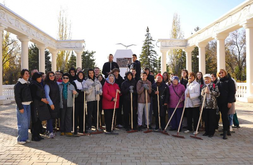 В Волжском привели в порядок сквер первостроителям
