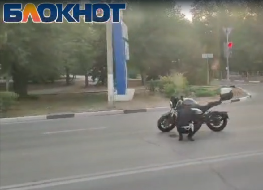 Автомобилист и мотоциклист не поделили дорогу, в результате последний доставлен в Волжскую больницу