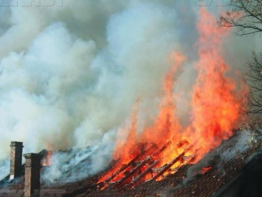 Недостроенный дом сгорел в Колхозной Ахтубе