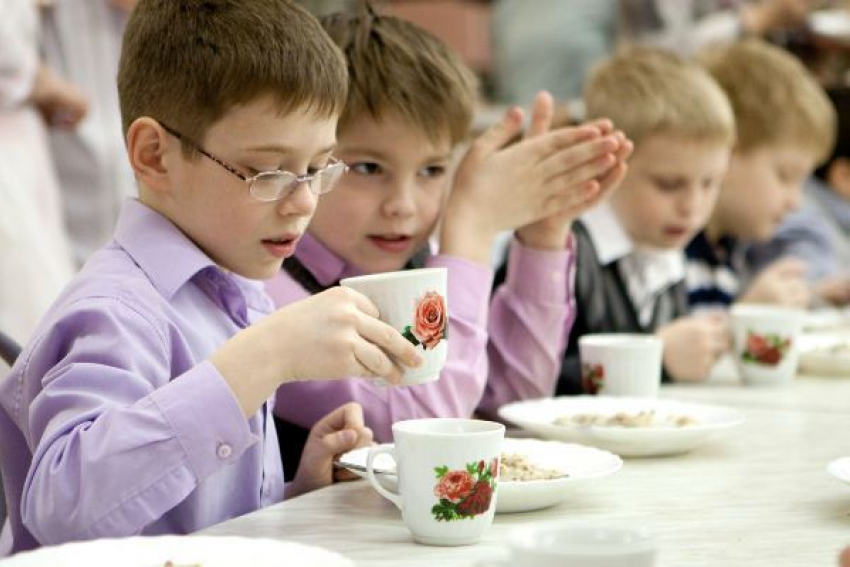 Школьникам Волжского с нового учебного года отменят бесплатное питание
