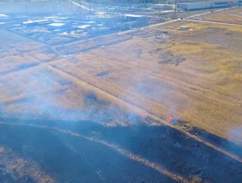 Вблизи Волжского выжигают сухую траву ради безопасности во время ЧМ