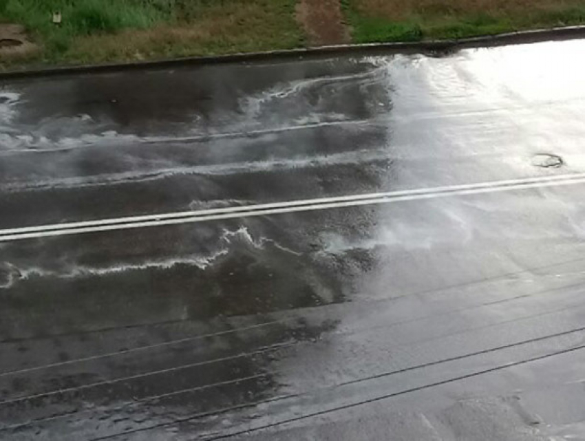 Новенькая дорожная разметка размылась с первым дождем в Волжском 