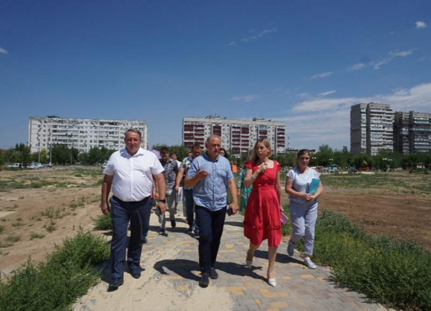 Мэр Волжского Игорь Воронин с общественниками проконтролировал ход строительства парка «Новый город»