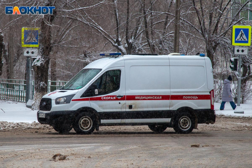 Из-под колес авто в реанимацию: медики о состоянии пострадавшей волжанки