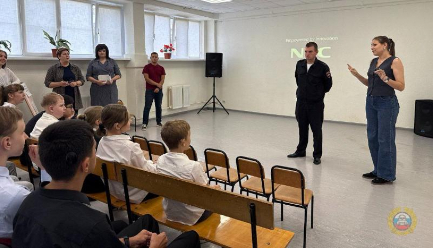 Сурдопереводчик помог провести занятие по ПДД в школе №2