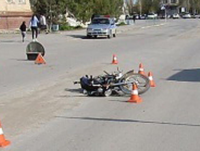 Молодой мотоциклист засмотрелся на девушку за рулем в Волжском и врезался в ее авто