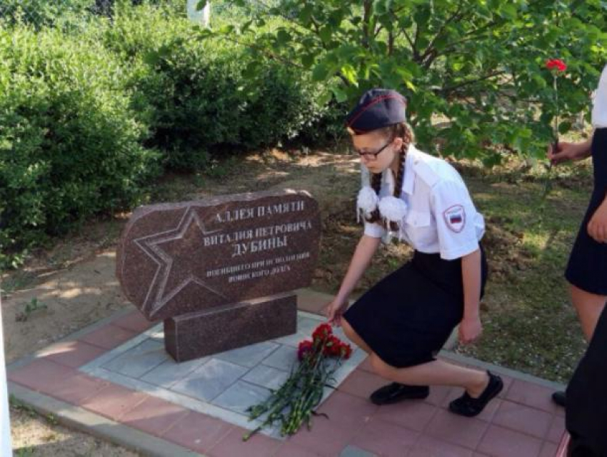 Волжские полицейские и школьники почтили память героя