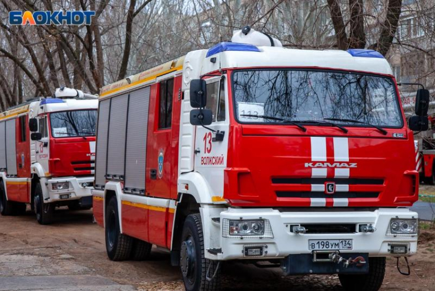 Огонь захватил в плен квартиру и металлический вагончик в Волжском