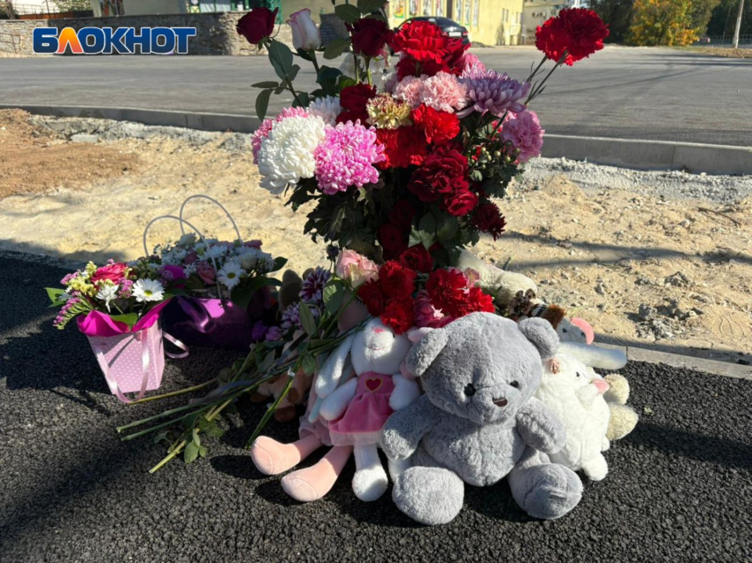 В Волжском организовали мемориал памяти на месте аварии, где погибла 9-летняя девочка под колесами маршрутки