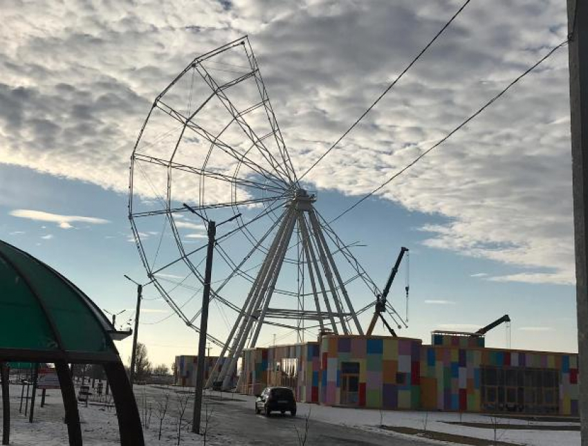Город на ладони: в парке «Волжский» идет монтаж нового аттракциона