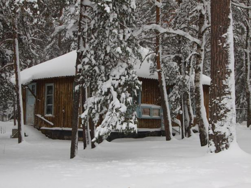 Под Волжским пьяный дебошир крушил мебель в гостевом домике