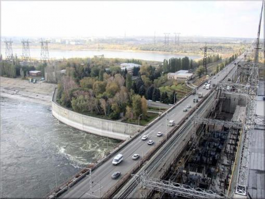 На ГЭС Волжского под колёса авто попал пешеход