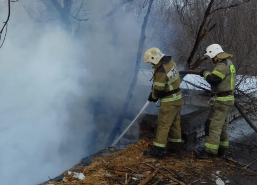Пожар в Волжском: огнеборцы час тушили жилой дом на Металлурге