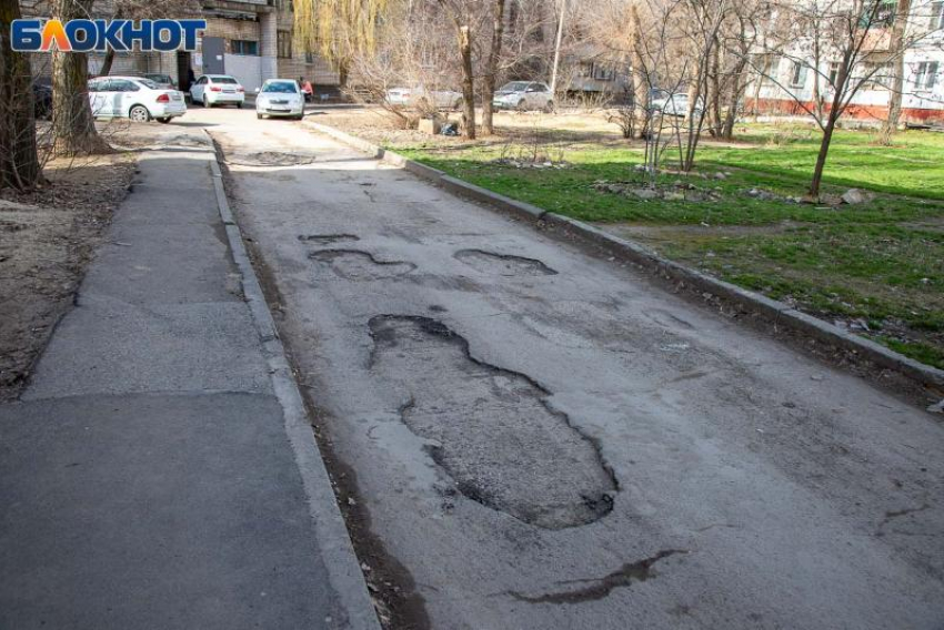 «Передавили кошек, до человеческих жертв чудом не доходит»: волжане много лет не могут добиться пешеходной дорожки у детсада