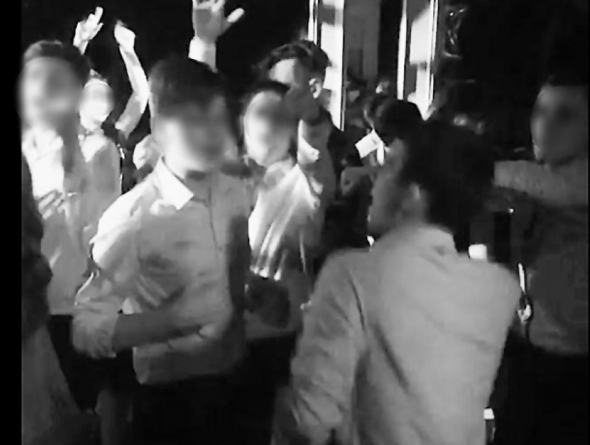 Диджей на вечеринке выпускников в Волжском обозвал школьников пьяницами