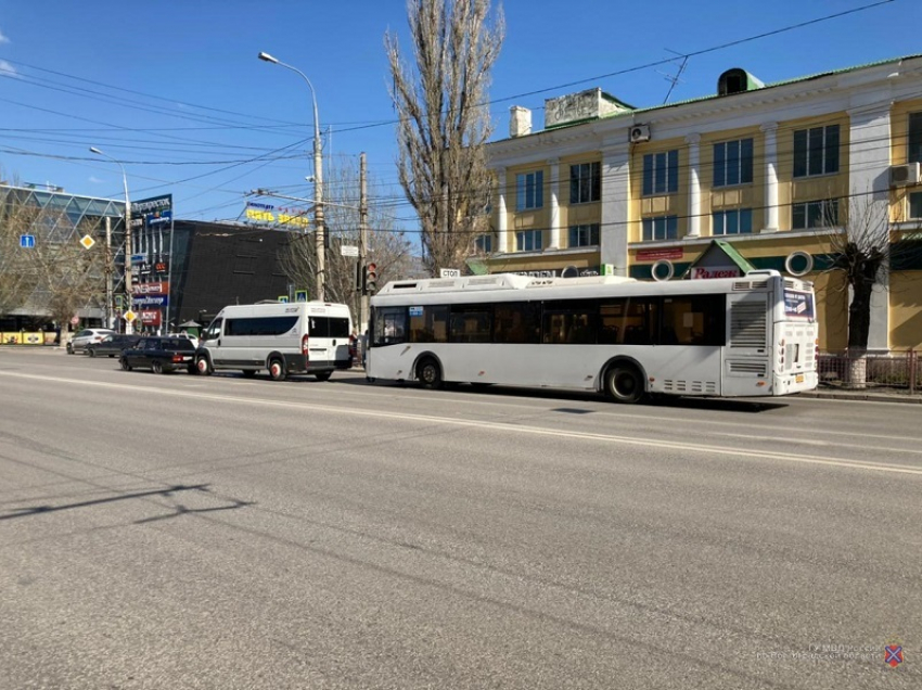 Троя волгоград. Волгоград автобус 2. Автовокзал Волгоград. ДТП В Волгограде автобус 2. Волгоград автобус с людьми.