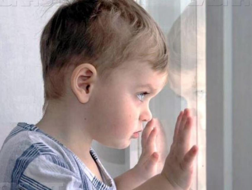 Двухлетний ребенок выпал из окна пятого этажа в Волжском