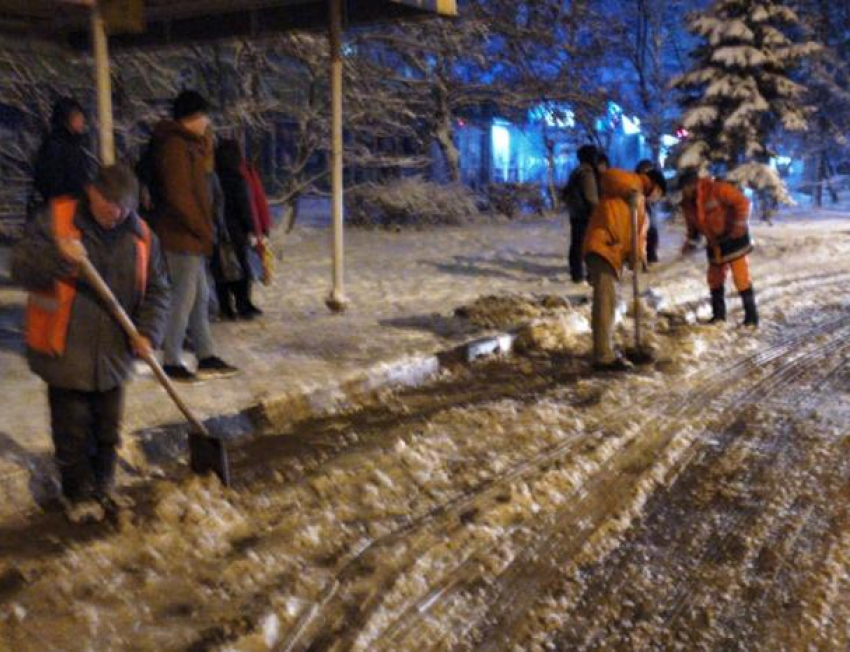 Дороги чистят, жители жалуются: снегопад в Волжском