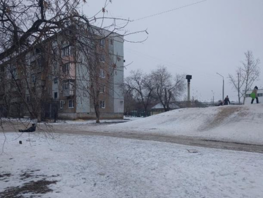 Опасную горку, которая упирается в проезжую часть, облюбовали дети в Волжском 